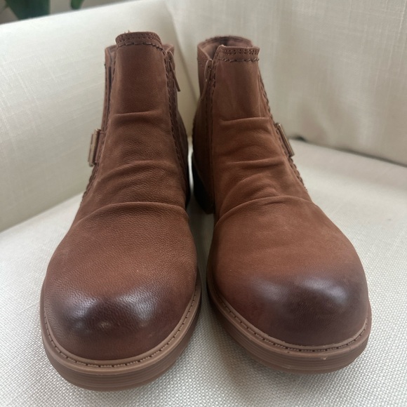 NEW Clarks Collection Brown Leather Ankle Boots Comfort Booties Womens 9 - Picture 5 of 11